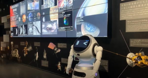 AI案内ロボットが宇宙ミュージアム「TeNQ」の展示物を解説 ガイドツアーサービス10月1日から開始