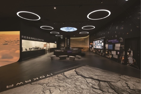 AI案内ロボットが宇宙ミュージアム「TeNQ」の展示物を解説 ガイドツアーサービス10月1日から開始