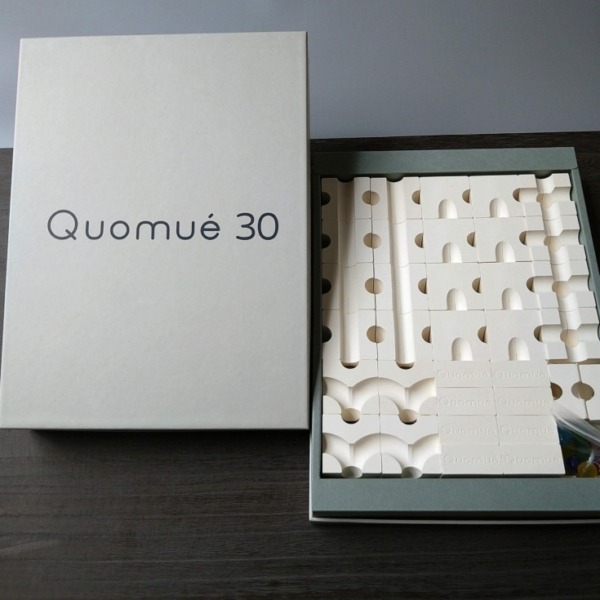 ビー玉の転がるみちをつくって遊ぶ立体パズル「Quomué」楽しみながら非認知能力の発達を促す