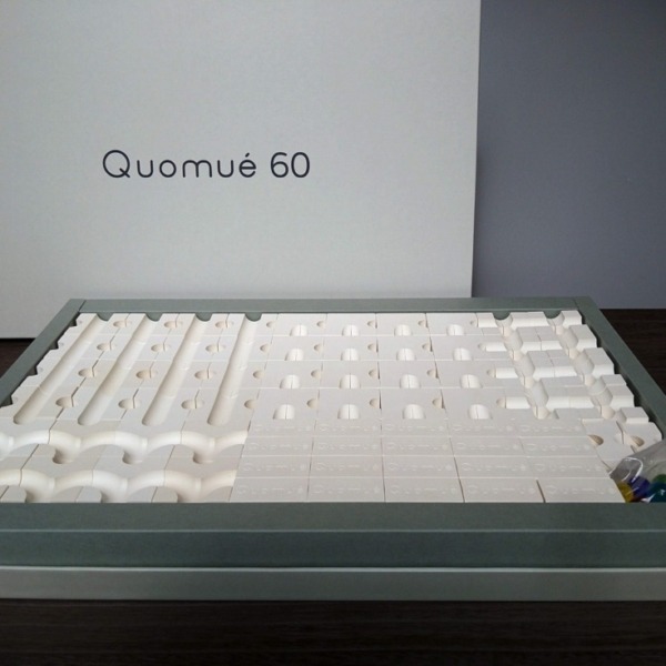 ビー玉の転がるみちをつくって遊ぶ立体パズル「Quomué」楽しみながら非認知能力の発達を促す