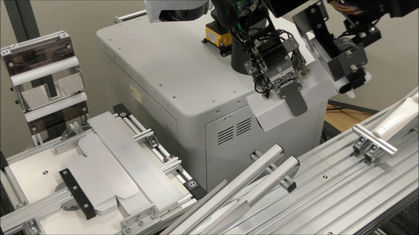 個箱の組み立て・箱詰め作業をヒト型協働ロボット「NEXTAGE」が自動化 新アプリケーション「Cobako」(コバコ)発表