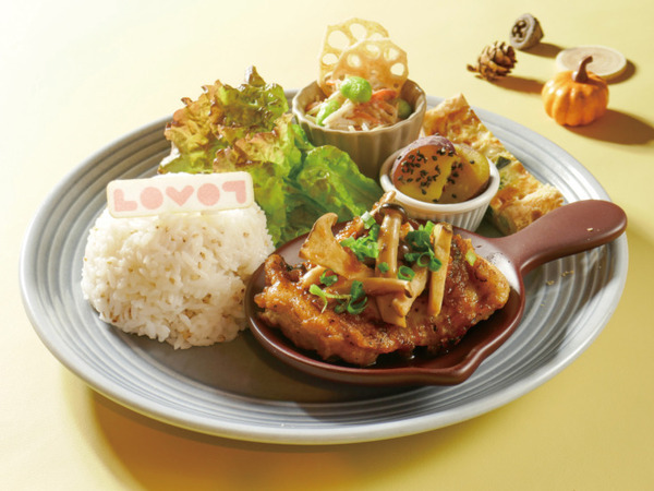 『LOVOT Cafe』1周年を記念して特別なデザートプレートが期間限定で登場！先着で記念ノベルティをプレゼント 限定グッズも販売