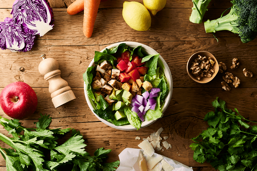 サラダ調理ロボットが27種類のトッピングを自動計量　最大287万通りのカスタムサラダを作成　1時間に60食の提供めざして開発中