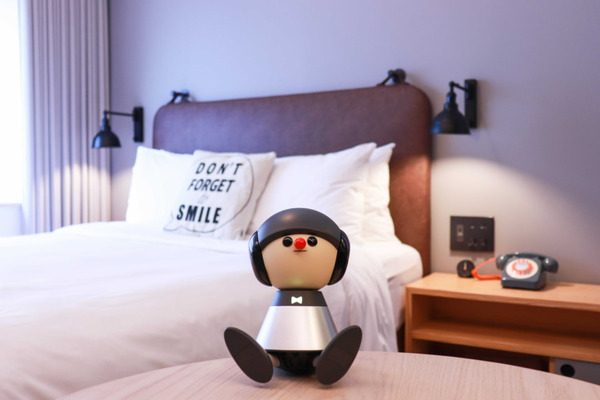ヤマハうたロボ「Charlie」と泊まれるプランがマリオット「モクシー東京錦糸町」に登場　チェックインでチャーリーが歌でお出迎え