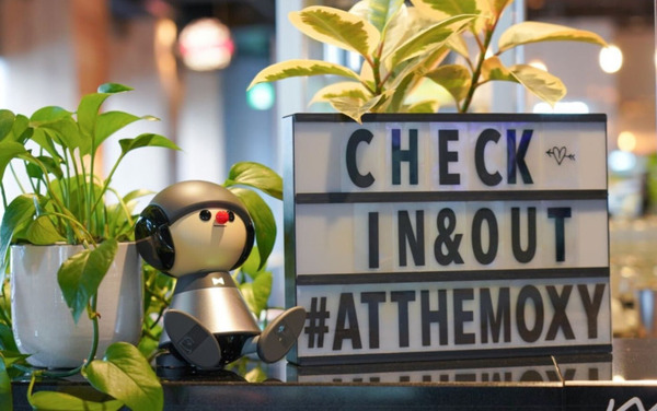 ヤマハうたロボ「Charlie」と泊まれるプランがマリオット「モクシー東京錦糸町」に登場　チェックインでチャーリーが歌でお出迎え