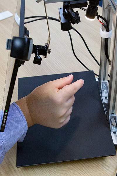 画面には触れず 空中で文字入力やドラッグ操作　非接触AI入力システム「KAIBER Touchless」医療/厨房/工場/店頭などに本格展開へ