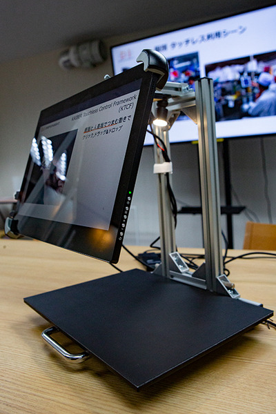 画面には触れず 空中で文字入力やドラッグ操作　非接触AI入力システム「KAIBER Touchless」医療/厨房/工場/店頭などに本格展開へ