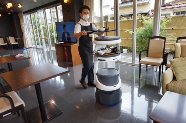 配膳ロボット「Servi」を導入した高齢者住宅で職業体験　コロナ禍で交流が難しい高齢者と若者を繋ぐ場に