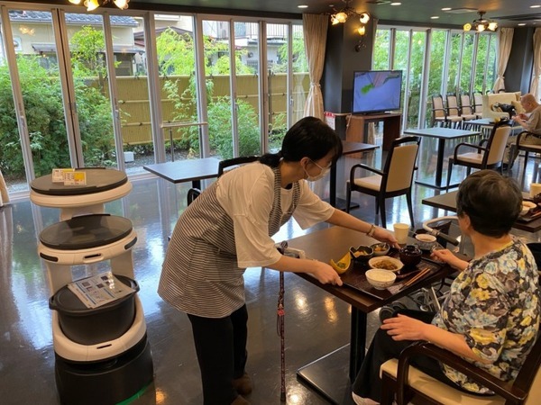 配膳ロボット「Servi」を導入した高齢者住宅で職業体験　コロナ禍で交流が難しい高齢者と若者を繋ぐ場に