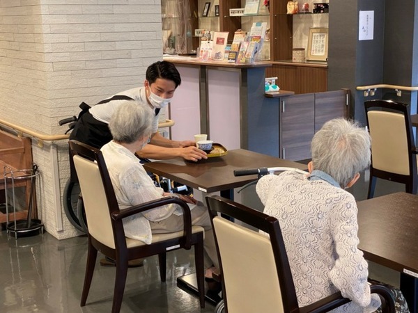 配膳ロボット「Servi」を導入した高齢者住宅で職業体験　コロナ禍で交流が難しい高齢者と若者を繋ぐ場に