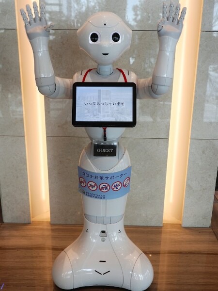 新型コロナ対策サポーター「Pepper」が感染症対策を呼びかけ！スカートと腕章、注意喚起ポスターのデータ提供を開始