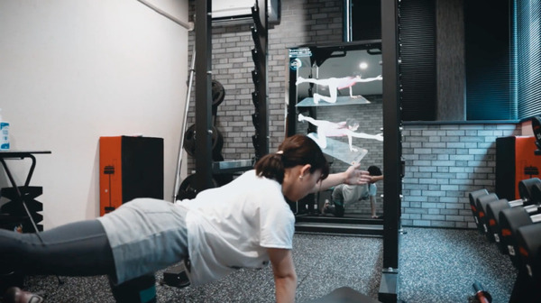 鏡の中のトレーナーと非対面トレーニング 個室ジムを運営するハコジムがAIパーソナルトレーニング「ハコトレβ」を開始