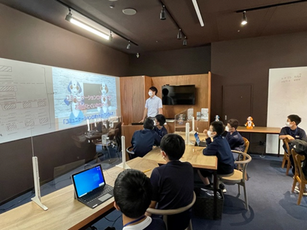 NTT東日本、旭山動物園に地元中学生がプログラミングした案内ロボット「Sota」を展示 「旭川市 中学生向けプログラミング教室」