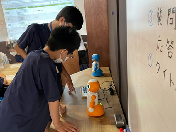 NTT東日本、旭山動物園に地元中学生がプログラミングした案内ロボット「Sota」を展示 「旭川市 中学生向けプログラミング教室」