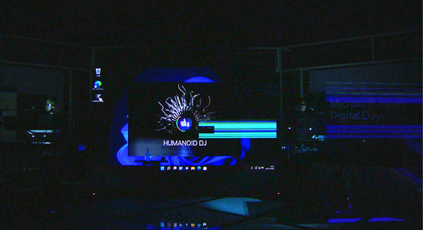 大塚愛　AI「HUMANOID DJ」ルーシーとのコラボで3曲を熱唱！Microsoftのイベントで最先端XRライブを1万人が視聴　