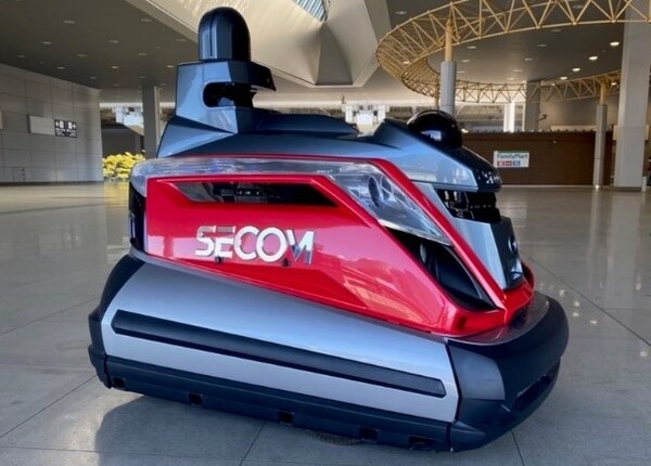 関西国際空港が自律走行型巡回監視ロボット「セコムロボット X2」を導入