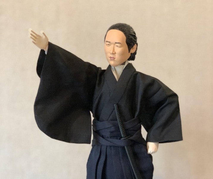 スピーシーズが「14cmスマートフィギュア」と「ロボスタンプの開発」を発表　坂本龍馬ロボットの動画を公開