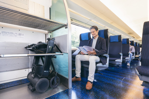 WHILLが折り畳みできる近距離モビリティ「WHILL Model F」を発表 短期レンタルサービス「日額レンタル」も開始