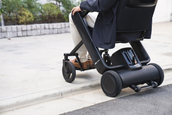WHILLが折り畳みできる近距離モビリティ「WHILL Model F」を発表 短期レンタルサービス「日額レンタル」も開始