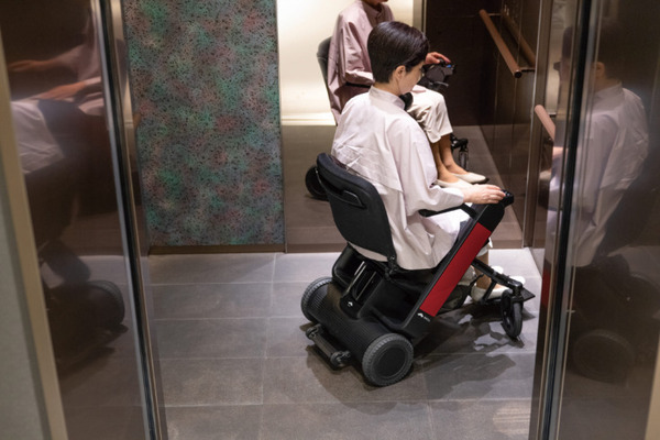 WHILLが折り畳みできる近距離モビリティ「WHILL Model F」を発表 短期レンタルサービス「日額レンタル」も開始