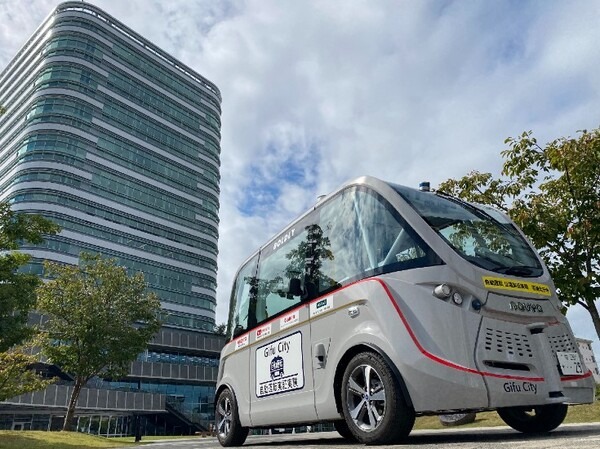 「乗務員がいないバス」の実現に向け、BOLDLYが岐阜県初「ハンドルがない自動運転バス」公道実証実験　信号協調や顔認証も導入