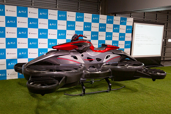 空飛ぶバイク「XTURISMO」ついに発売　実用型ホバーバイクが活用されるシーンとは? 操縦免許は? 未来のエアモビリティ社会へ