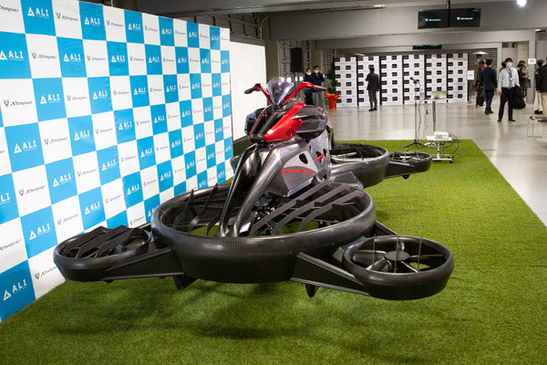 空飛ぶバイク「XTURISMO」ついに発売　実用型ホバーバイクが活用されるシーンとは? 操縦免許は? 未来のエアモビリティ社会へ