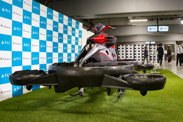 空飛ぶバイク「XTURISMO」ついに発売　実用型ホバーバイクが活用されるシーンとは? 操縦免許は? 未来のエアモビリティ社会へ