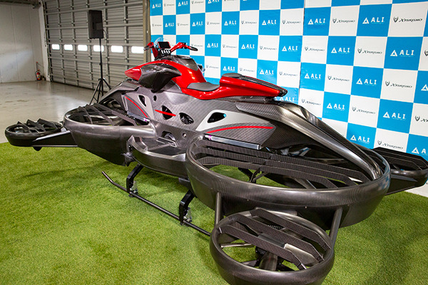 空飛ぶバイク「XTURISMO」ついに発売　実用型ホバーバイクが活用されるシーンとは? 操縦免許は? 未来のエアモビリティ社会へ