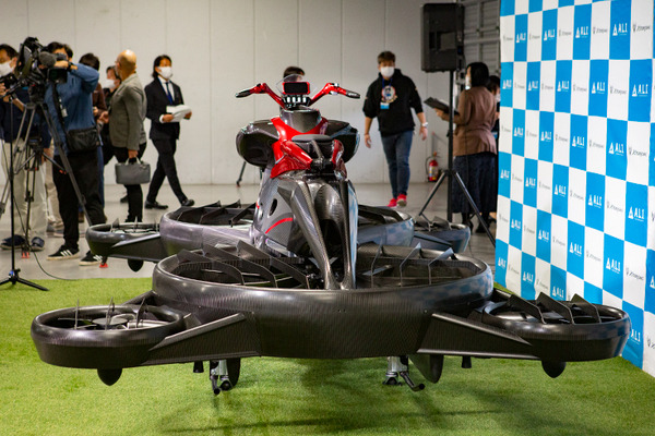 空飛ぶバイク「XTURISMO」ついに発売　実用型ホバーバイクが活用されるシーンとは? 操縦免許は? 未来のエアモビリティ社会へ
