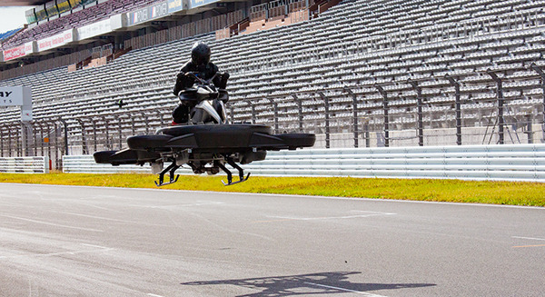 空飛ぶバイク「XTURISMO」ついに発売　実用型ホバーバイクが活用されるシーンとは? 操縦免許は? 未来のエアモビリティ社会へ