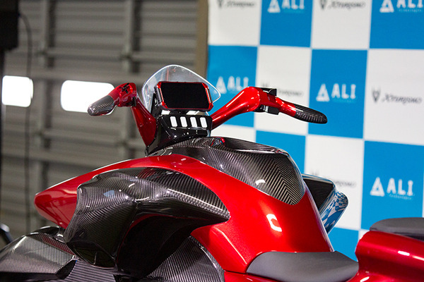 空飛ぶバイク「XTURISMO」ついに発売　実用型ホバーバイクが活用されるシーンとは? 操縦免許は? 未来のエアモビリティ社会へ
