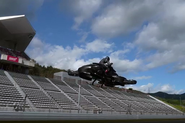 空飛ぶバイク「XTURISMO」ついに発売　実用型ホバーバイクが活用されるシーンとは? 操縦免許は? 未来のエアモビリティ社会へ