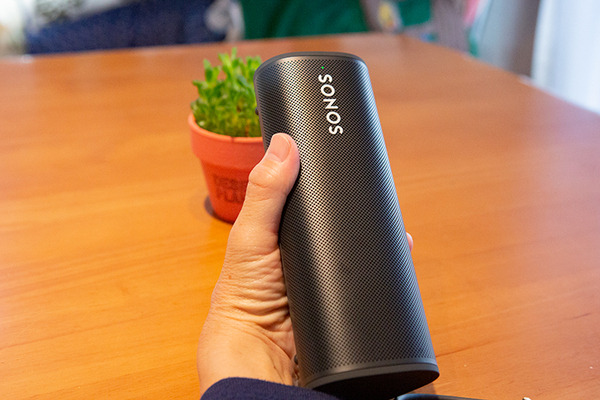 Sonosの新製品「ソノス ローム」レビュー　Alexa対応のモバイル防水スマートスピーカー、音質やAlexaとの会話を動画でチェック