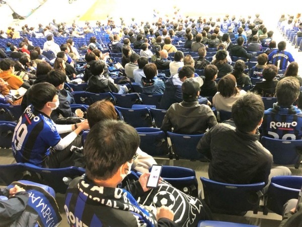 パナソニック、イヤホンで解説を聞きながらサッカー観戦「リアルタイム音声配信 CHEERPHONE」でガンバ大阪とコラボ