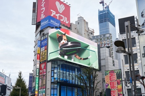 新宿東口の巨大猫と掃除ロボット「ルンバ」がコラボ！ 『#ネコにルンバを』放映開始 換毛期のお部屋を大掃除