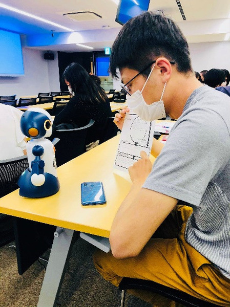 会話ロボット「Sota」と5Gを活用、オンラインでも対面授業のような双方向の対話教育を実践