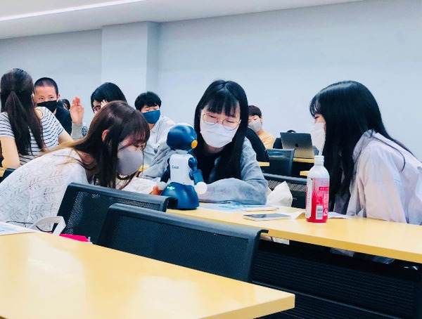 会話ロボット「Sota」と5Gを活用、オンラインでも対面授業のような双方向の対話教育を実践