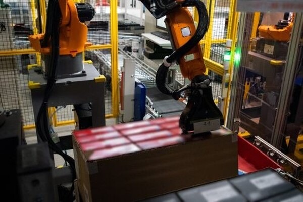 Mujin、日立物流倉庫に3台の知能ロボットを導入　シューズボックスのコンテナ投入・外装箱の処理を「ピースピッカー」で自動化