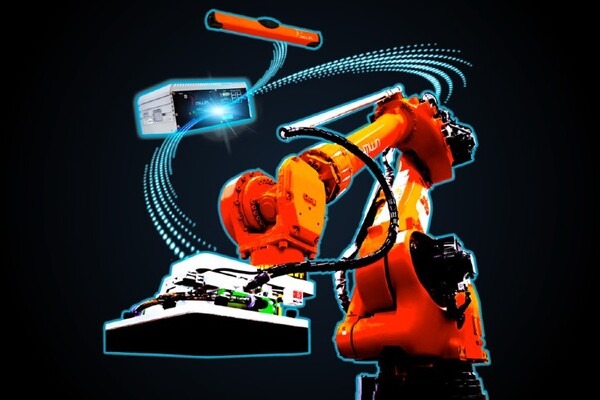 Mujin、日立物流倉庫に3台の知能ロボットを導入　シューズボックスのコンテナ投入・外装箱の処理を「ピースピッカー」で自動化