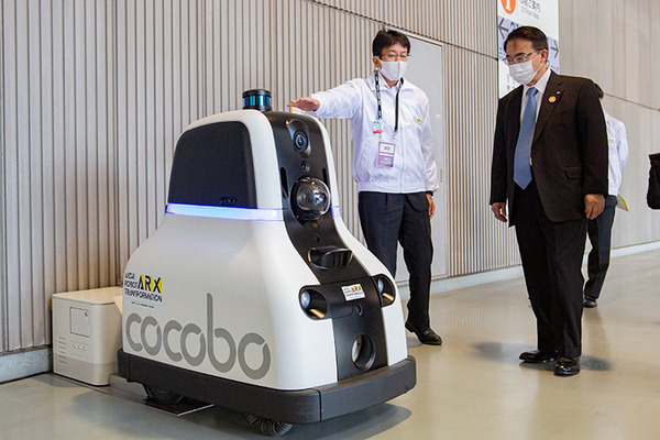 スタジアムの来場者をロボットがお出迎え、ギャラリーを自律移動ロボットが除菌作業・効果を確認 【ARX レポート(2)】