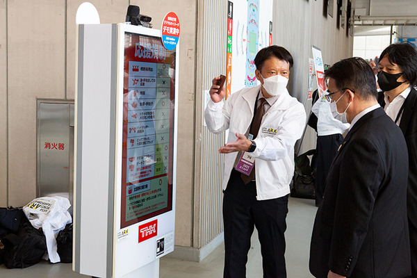 スタジアムの来場者をロボットがお出迎え、ギャラリーを自律移動ロボットが除菌作業・効果を確認 【ARX レポート(2)】