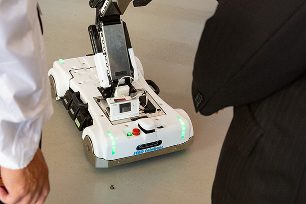 スタジアムの来場者をロボットがお出迎え、ギャラリーを自律移動ロボットが除菌作業・効果を確認 【ARX レポート(2)】