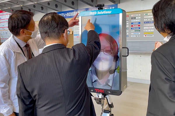 スタジアムの来場者をロボットがお出迎え、ギャラリーを自律移動ロボットが除菌作業・効果を確認 【ARX レポート(2)】