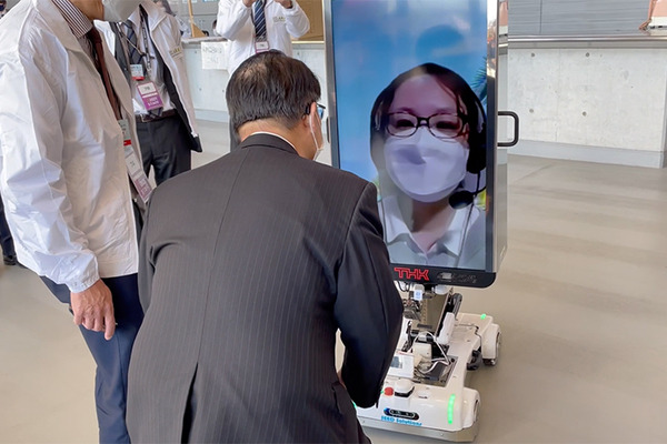 スタジアムの来場者をロボットがお出迎え、ギャラリーを自律移動ロボットが除菌作業・効果を確認 【ARX レポート(2)】