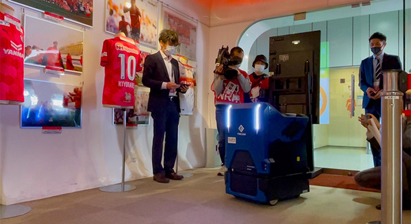 スタジアムの来場者をロボットがお出迎え、ギャラリーを自律移動ロボットが除菌作業・効果を確認 【ARX レポート(2)】