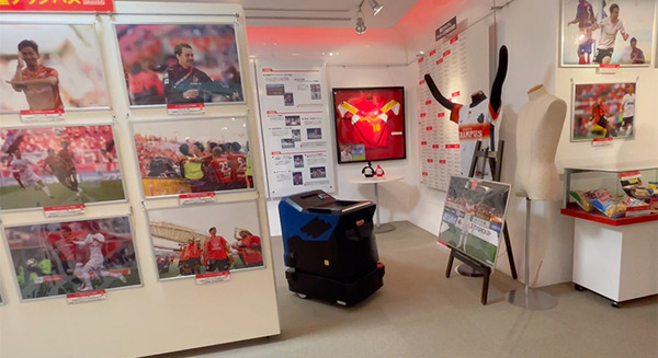 スタジアムの来場者をロボットがお出迎え、ギャラリーを自律移動ロボットが除菌作業・効果を確認 【ARX レポート(2)】