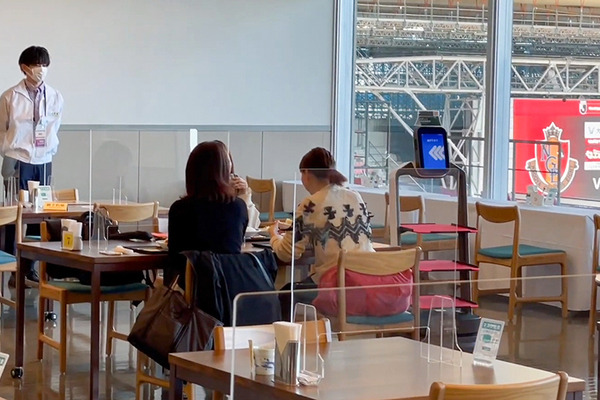 デリバリー＆配膳ロボット最前線　スタジアム内のレストランやVIPルームで新機能の実証実験　Echoと連携も【ARX レポート(3)】