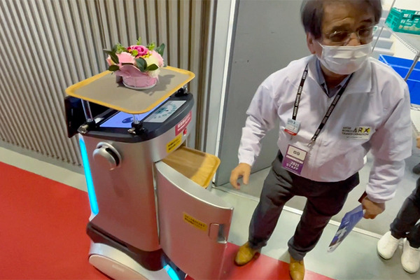 デリバリー＆配膳ロボット最前線　スタジアム内のレストランやVIPルームで新機能の実証実験　Echoと連携も【ARX レポート(3)】