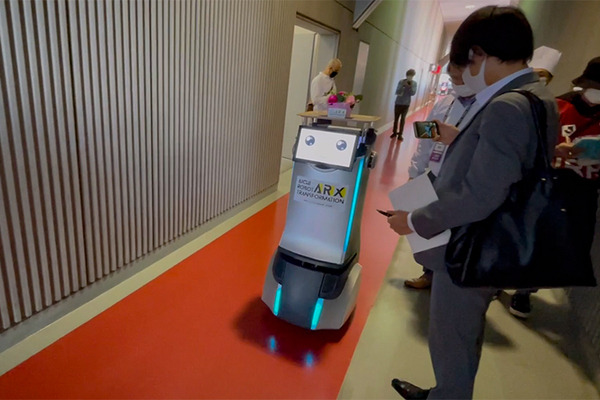 デリバリー＆配膳ロボット最前線　スタジアム内のレストランやVIPルームで新機能の実証実験　Echoと連携も【ARX レポート(3)】